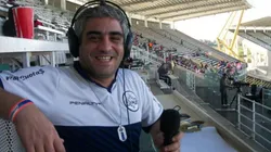 Alberto Raimundi relata con la camiseta de Gimnasia.