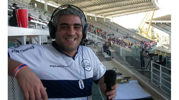 Alberto Raimundi relata con la camiseta de Gimnasia.