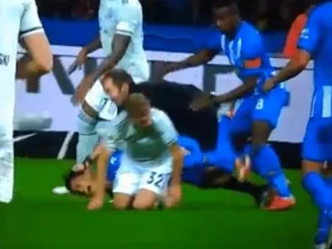 Como no reírse: el choque múltiple entre un árbitro, Kimmich y dos rivales