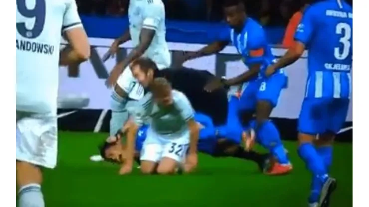 Como no reírse: el choque múltiple entre un árbitro, Kimmich y dos rivales