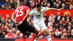 Foto de Raul Jiménez ante Manchester United