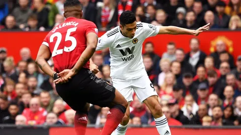 Foto de Raul Jiménez ante Manchester United