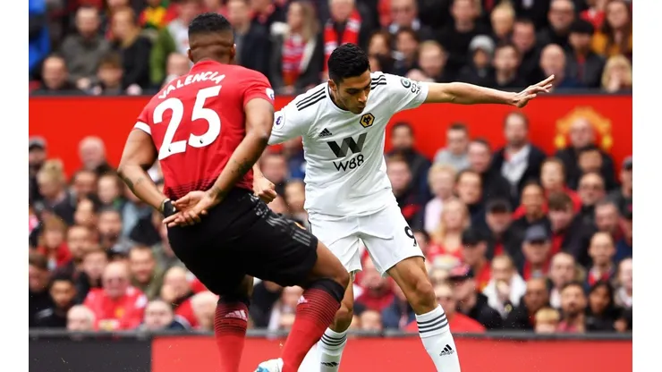 Foto de Raul Jiménez ante Manchester United