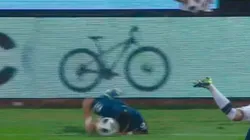 Pavón, al suelo con la cabeza.