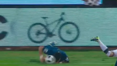 Pavón, al suelo con la cabeza.