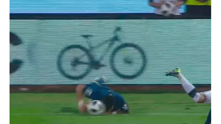 Pavón, al suelo con la cabeza.