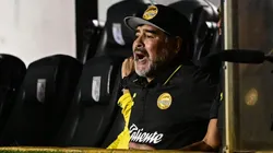 Sanvezzo marcó dos golazos de tiro libre y Maradona se rindió a sus pies