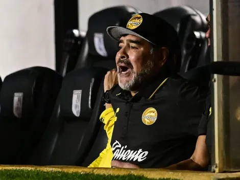 Sanvezzo marcó dos golazos de tiro libre y Maradona se rindió a sus pies