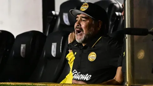Sanvezzo marcó dos golazos de tiro libre y Maradona se rindió a sus pies