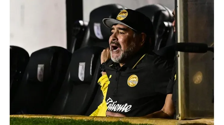 Sanvezzo marcó dos golazos de tiro libre y Maradona se rindió a sus pies