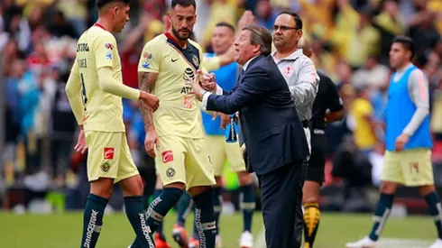 Ahora más que nunca, pende de un hilo la continuidad de Piojo Herrera en América