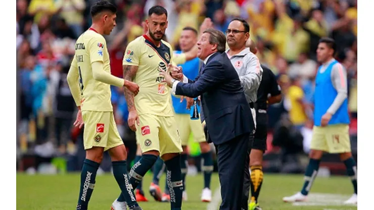 Ahora más que nunca, pende de un hilo la continuidad de Piojo Herrera en América