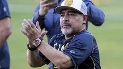APLAUSOS DE DIEGO. Maradona está dirigiendo sus primeros partidos con Dorados.