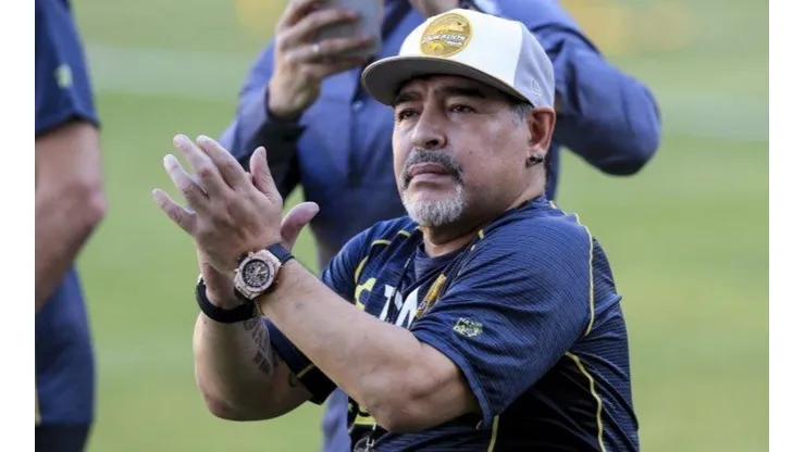 APLAUSOS DE DIEGO. Maradona está dirigiendo sus primeros partidos con Dorados.