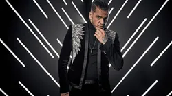 Cansado de no jugar, Dani Alves se calzó los tacos y se puso a desfilar