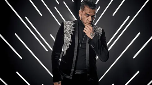 Cansado de no jugar, Dani Alves se calzó los tacos y se puso a desfilar