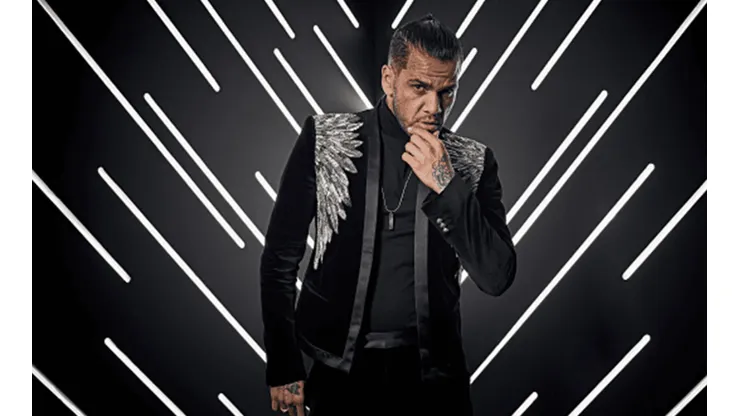 Cansado de no jugar, Dani Alves se calzó los tacos y se puso a desfilar