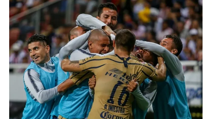 Y ahora un poema: Figueroa se perfiló afuera del área y anotó un golazo
