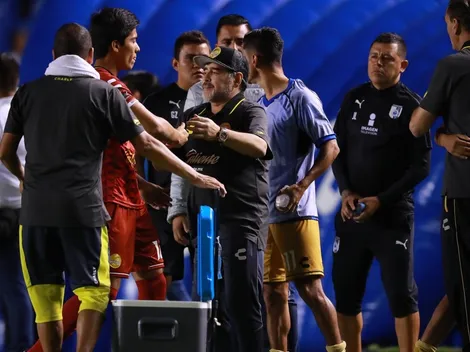 Hasta los jugadores del Querétaro se subieron al autobús del Dorados para tomarse fotos con Maradona