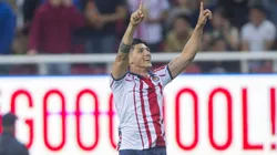 Pulido saltó como nadie, le sacó más de un metro a su marcador y empató para Chivas