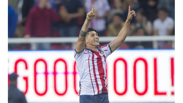 Pulido saltó como nadie, le sacó más de un metro a su marcador y empató para Chivas
