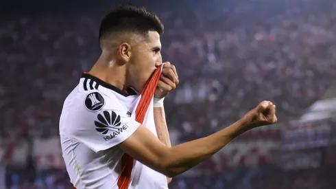 BESO AL ESCUDO. Exequiel Palacios celebra con alma y corazón su gol por la Libertadores (Foto: Getty).