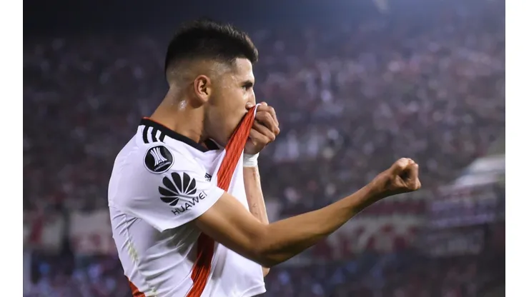 BESO AL ESCUDO. Exequiel Palacios celebra con alma y corazón su gol por la Libertadores (Foto: Getty).