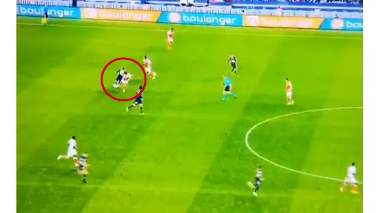 Captura de Neymar eludiendo a rivales.