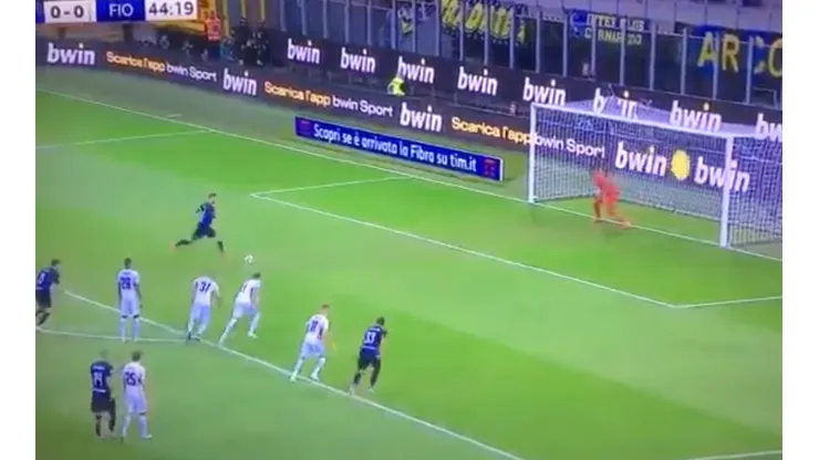 Foto de Mauro Icardi pateando el penal