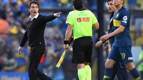 A ÉL. Guillermo Barros Schelotto discute en el Superclásico (Foto: Getty).