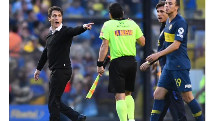 A ÉL. Guillermo Barros Schelotto discute en el Superclásico (Foto: Getty).