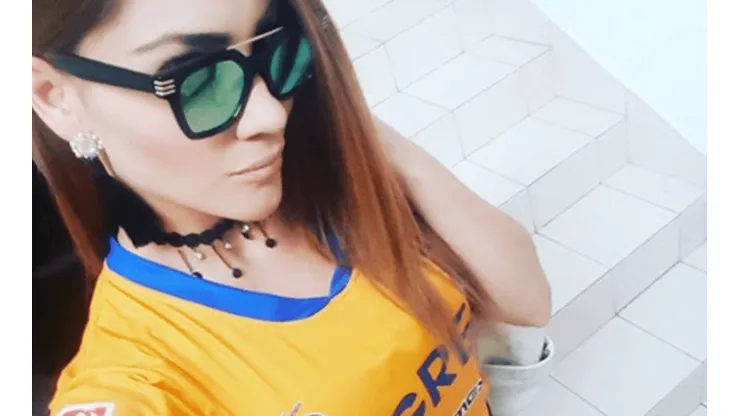 Jenny Iglesias desfiló en "Las noches del fútbol" con un vestido súper ajustado