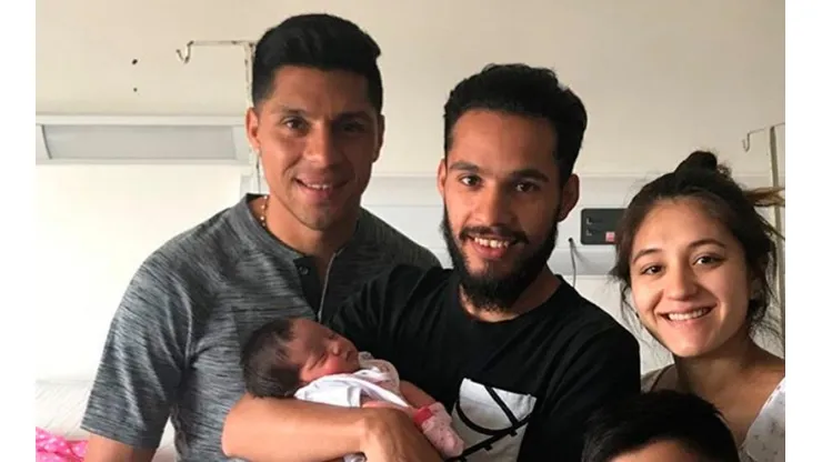 Enzo Pérez y su hermano, juntos en el hospital en el nacimiento de este último.
