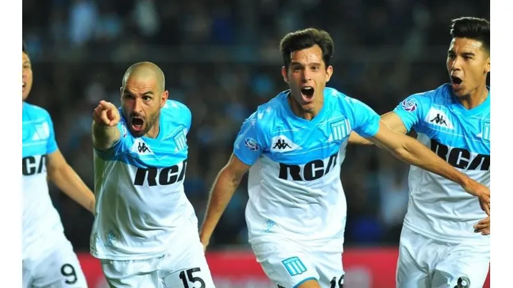 Todo Racing festeja el gol del triunfo.
