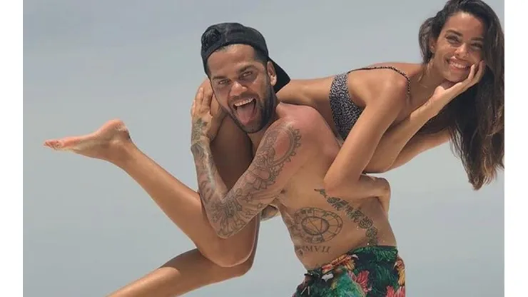 Dani Alves vuelve a dar que hablar con el traje que llevó a la gala de The Best