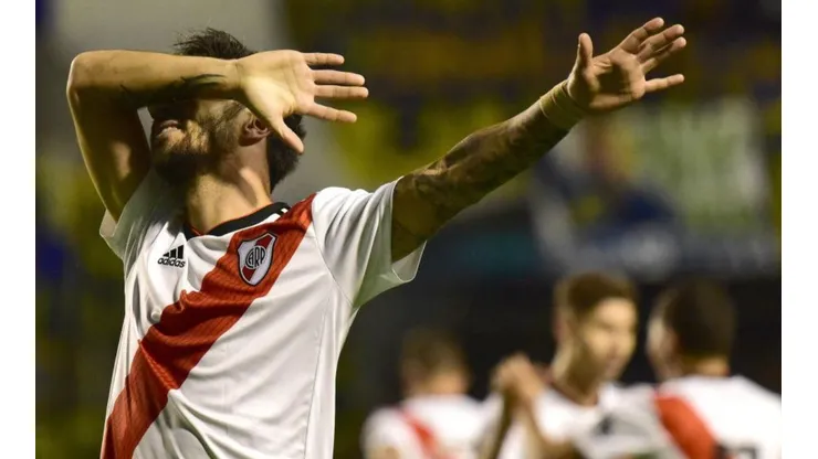 Ignacio Scocco celebra el segundo gol de River.
