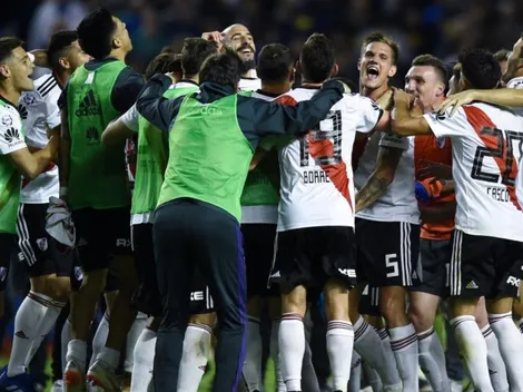 El festejo alocado de los jugadores de River en el micro