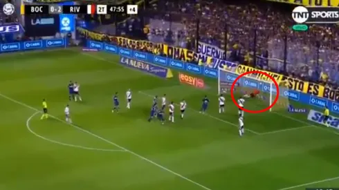 Foto de Franco Armani volando al ángulo.