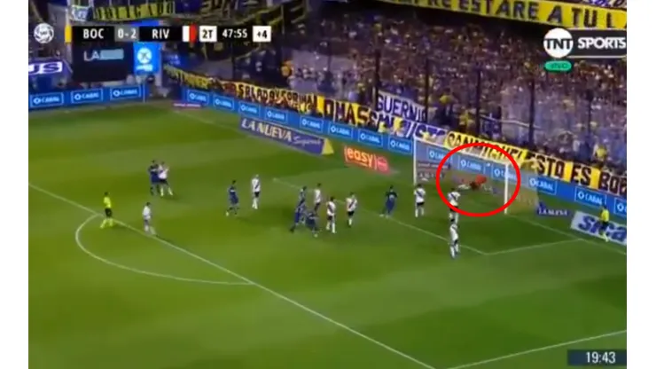 Foto de Franco Armani volando al ángulo.