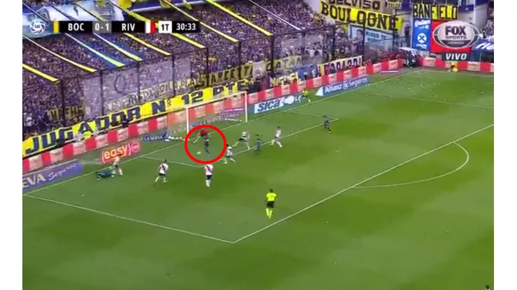 Foto captura del momento que Tevez no anotó el gol.