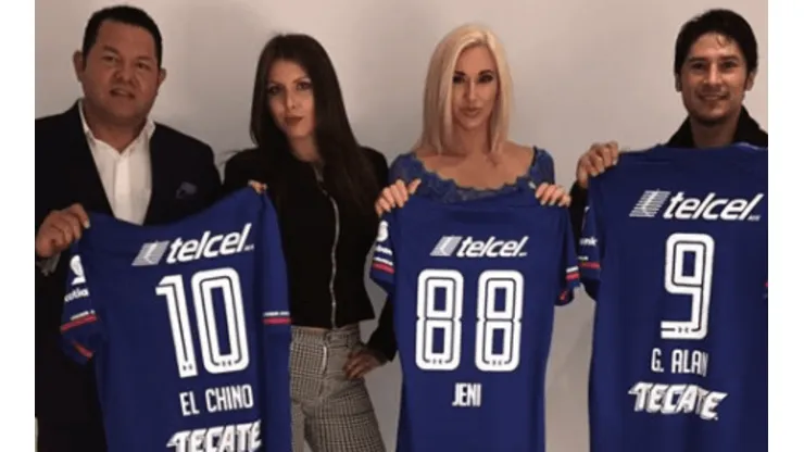 Jeni Summers celebró el triunfo de Cruz Azul con selfie de su escote
