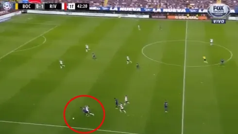 Foto de Cardona y su codazo a Enzo Pérez.