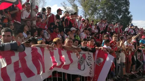 Los hinchas de River afuera del Monumental.