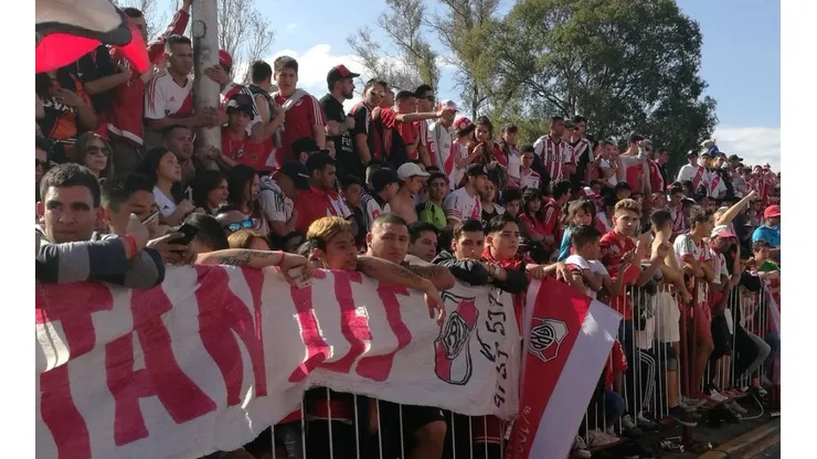 Los hinchas de River afuera del Monumental.