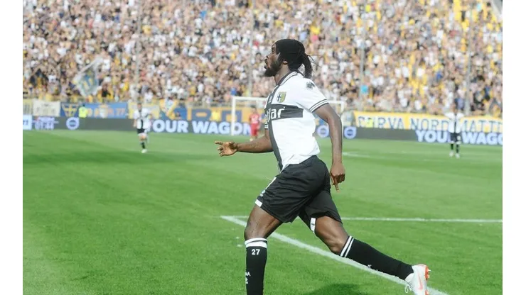 Golazo de Gervinho en un estadio repleto.