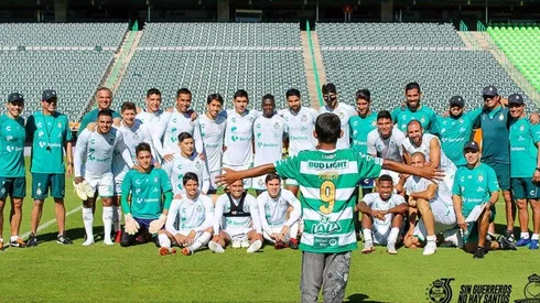 Santos homenajeó al niño que había colaborado en las inundaciones