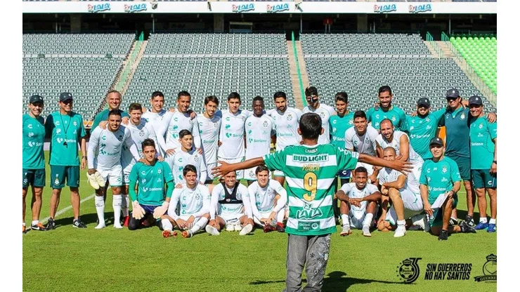 Santos homenajeó al niño que había colaborado en las inundaciones