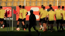 Dorados realizó el reconocimiento del campo de juego a oscuras.