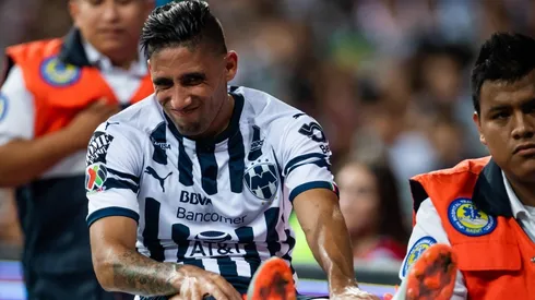Jonathan Urretaviscaya se retira lesionado ante Chivas.