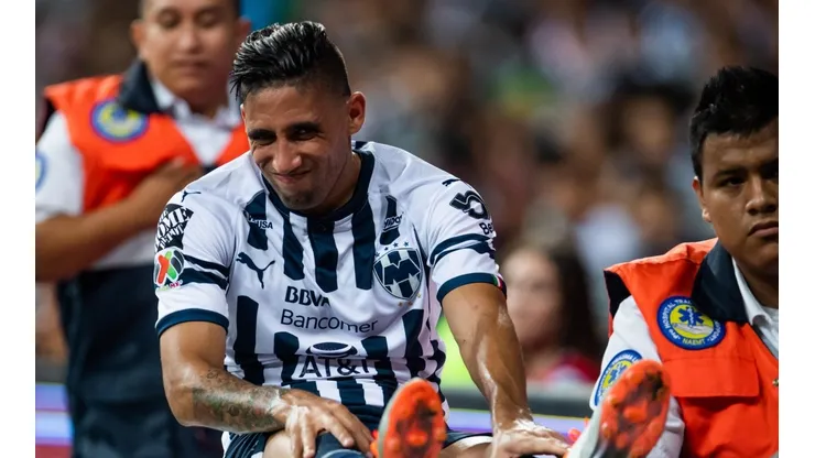 Jonathan Urretaviscaya se retira lesionado ante Chivas.